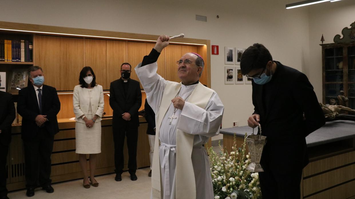 Monseñor Asenjo bendice las instalaciones del nuevo taller diocesano de restauración del Palacio Arzobispal