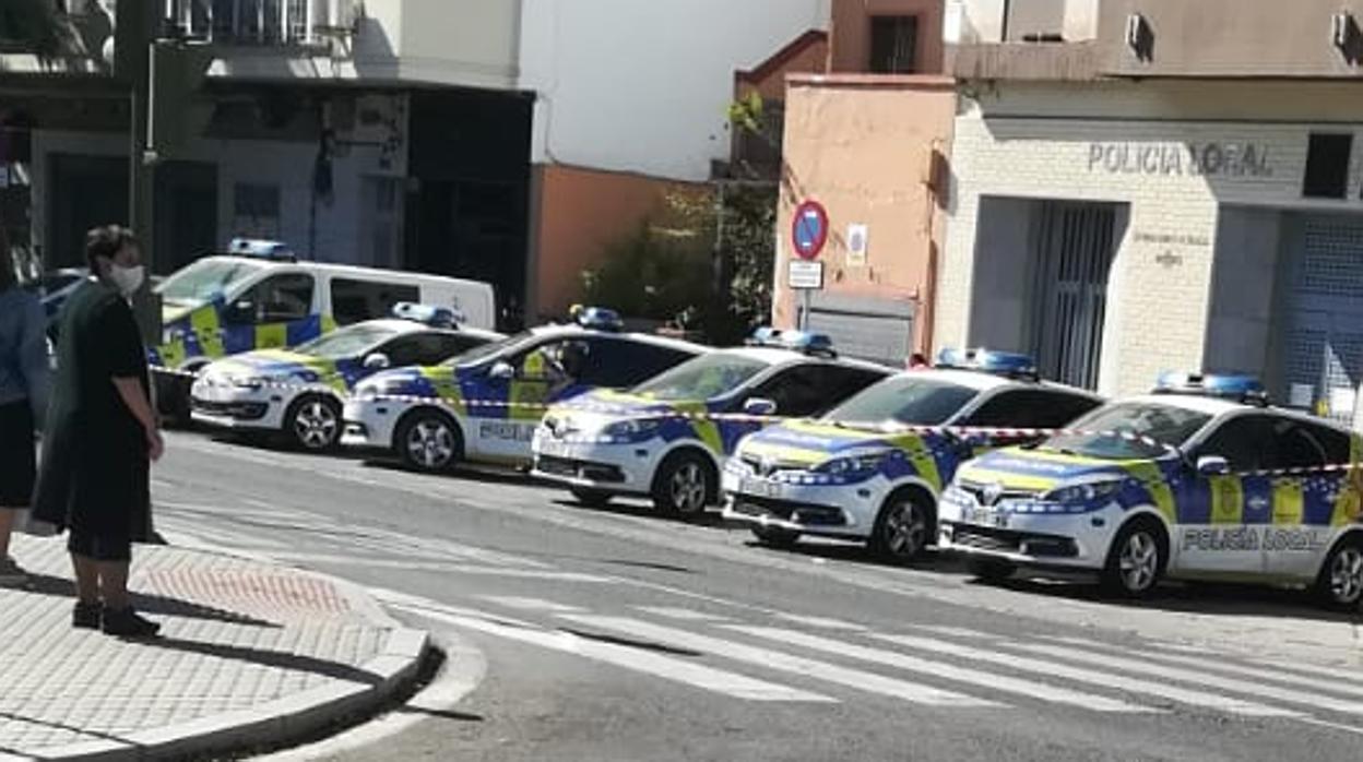 Los vehículos policiales precintados en la puerta de la Policía Local en el distrito Macarena