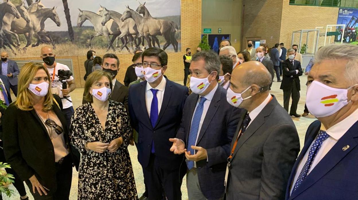 Sandra García, Juan Marín, Juan Espadas y José Juan Morales durante la visita institucional