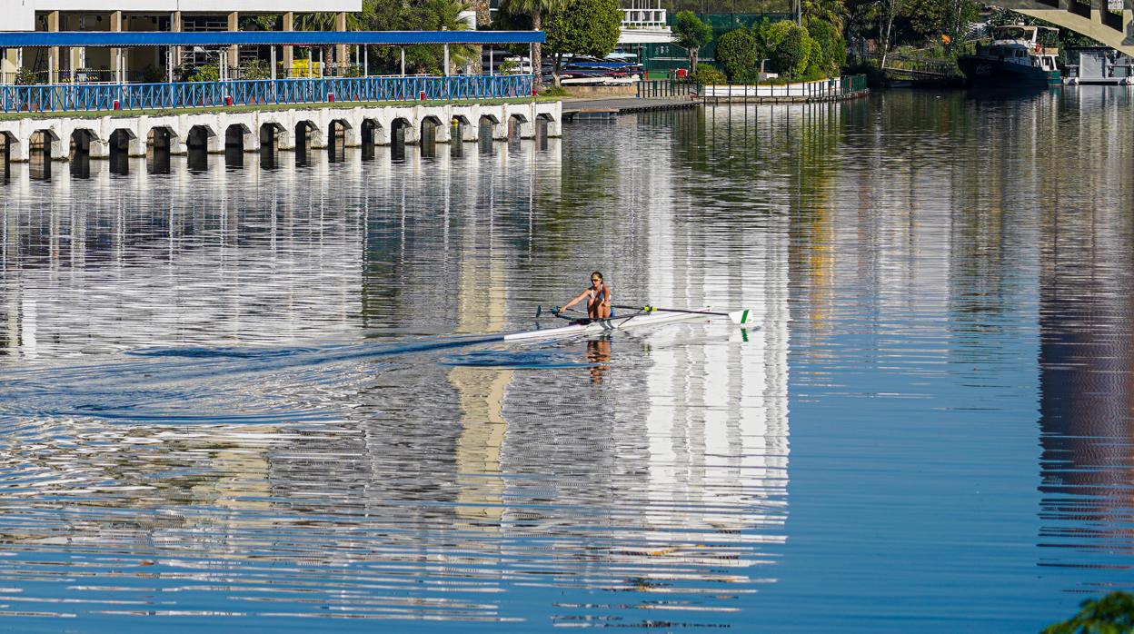 Un deportista navegando en el río Guadalquivir