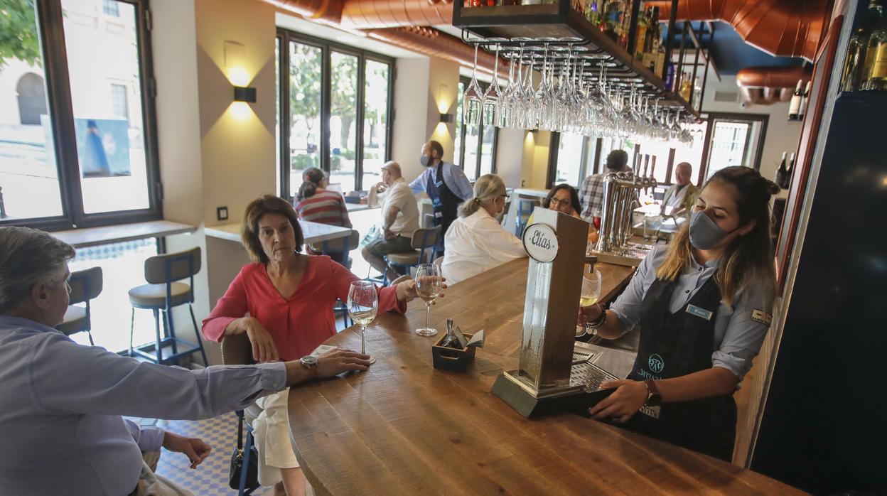 Varios clientes, en la barra de un bar de Sevilla