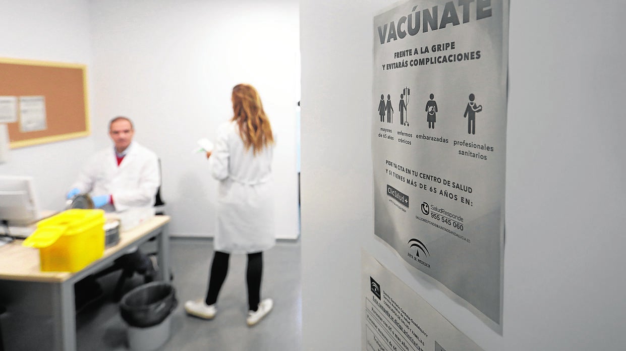 La campaña de vacunación ya ha empezado con profesionales sanitarios y personas de riesgo en los hospitales y centros de salud