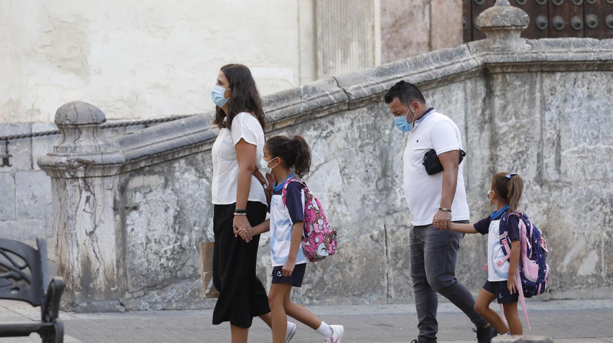 Varios niños camino del colegio