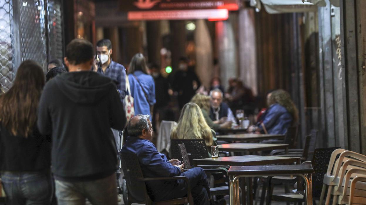 Los bares de Sevilla capital se llenaron por última vez en la noche de este sábado, donde el uso obligatorio de la mascarilla pasó completamente inadvertido