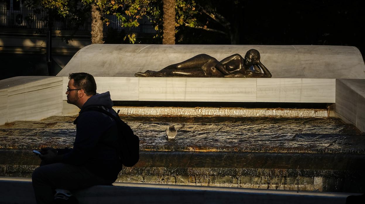 Un joven sentado en una fuente de Puerta Jerez