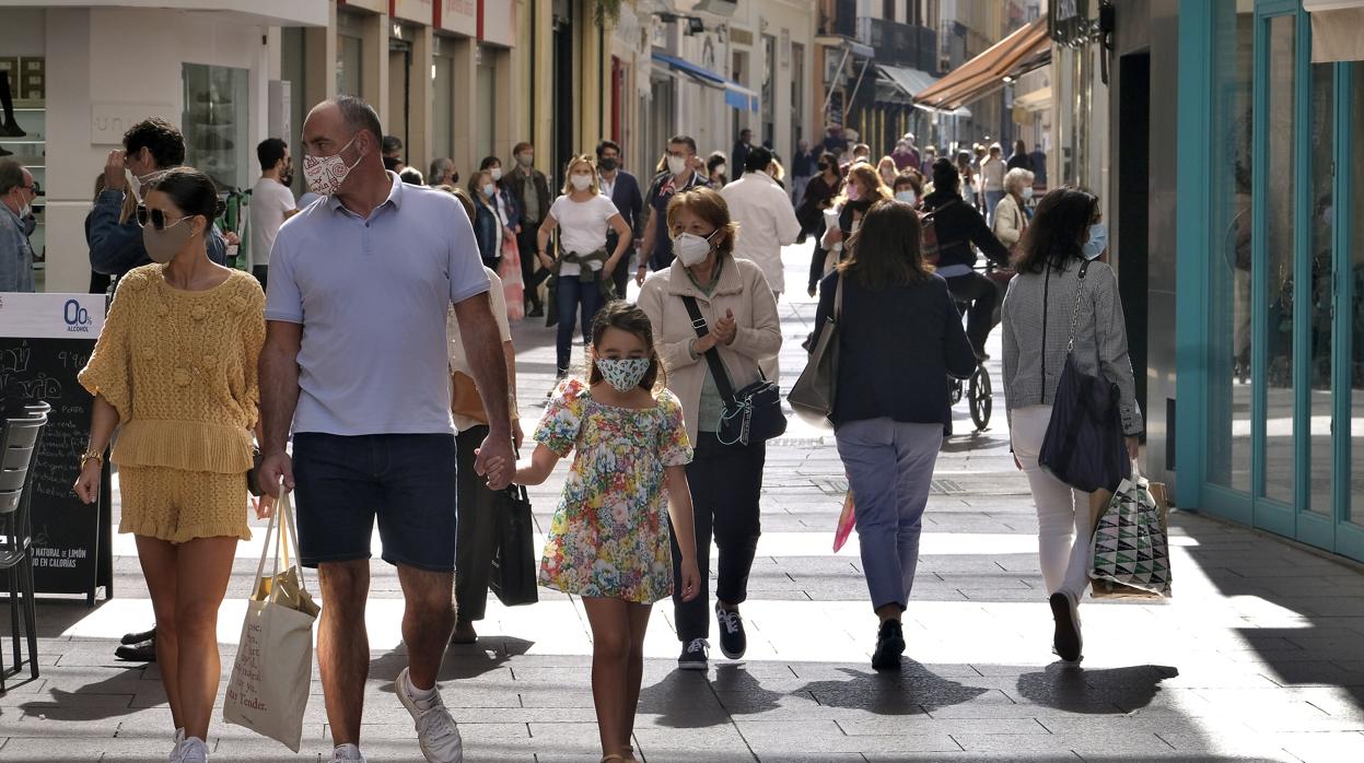 Gente paseando por Sevilla