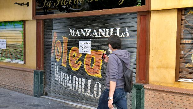 Las tabernas centenarias de Sevilla, en peligro por la prohibición de usar la barra