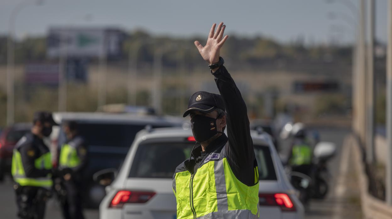 Agentes de la policía nacional durante un control en la salida de Sevilla dirección Huelva