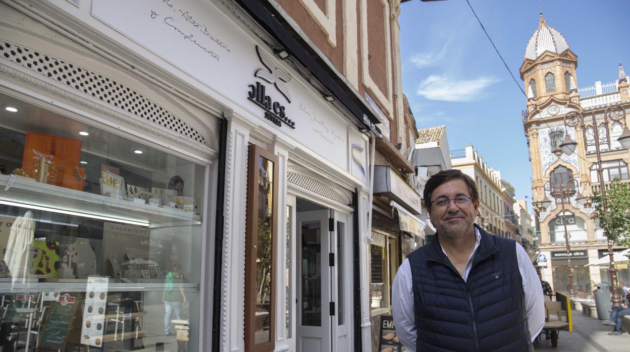 Jorge Castro junto a la fachada de la nueva tienda «Ella es...»