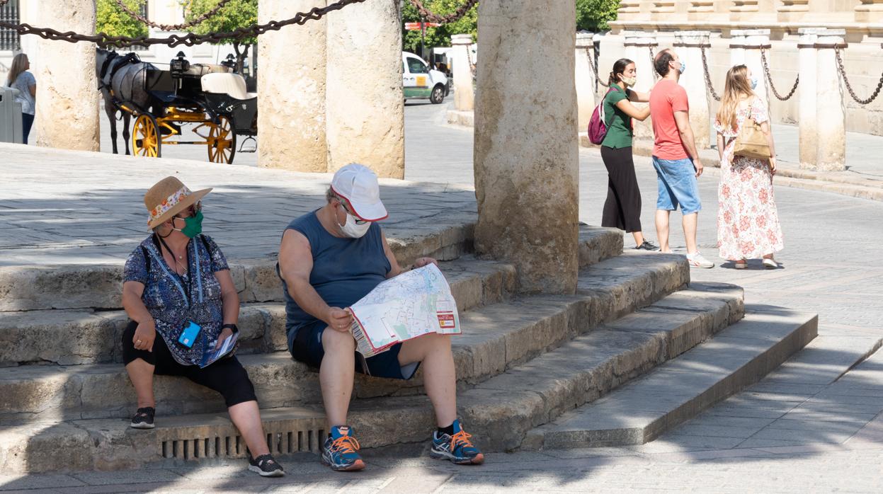 Varios turistas a las puertas de la Catedral de Sevilla