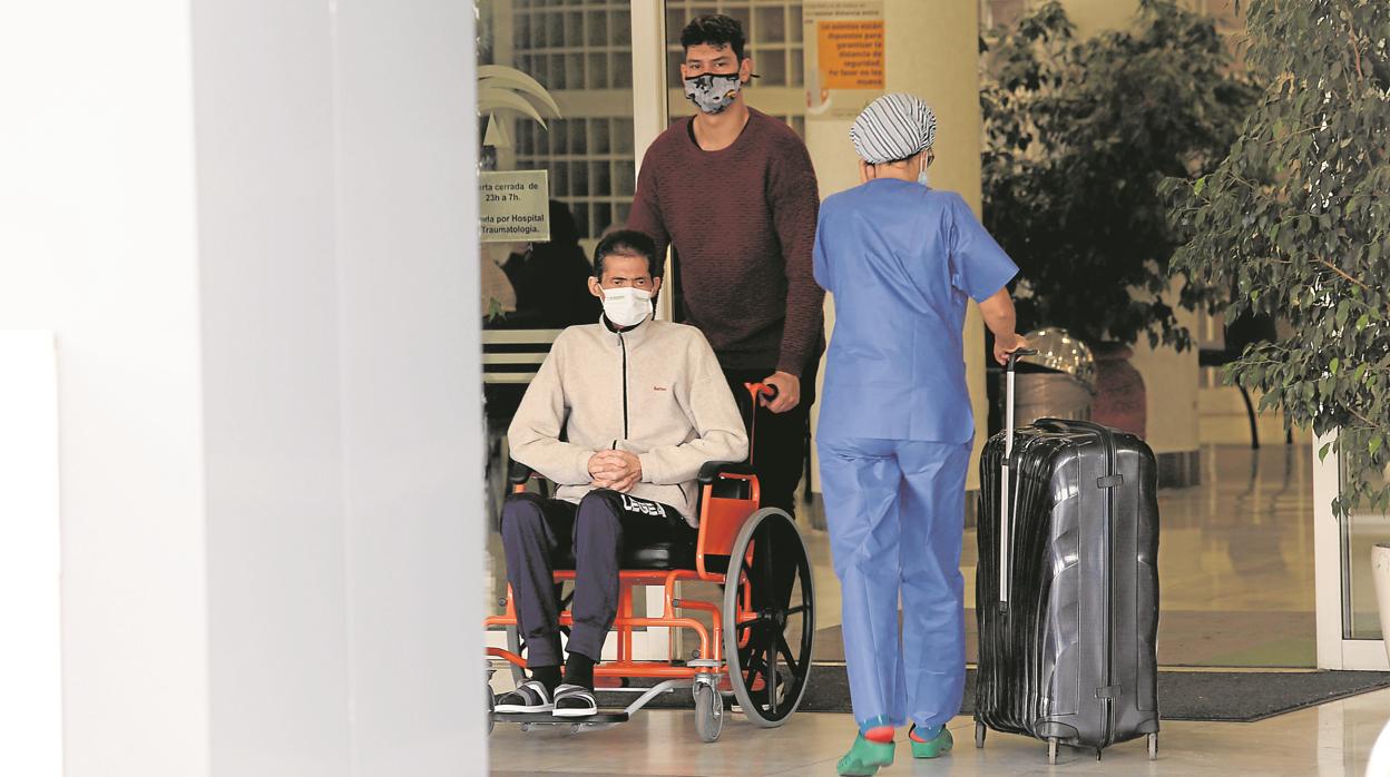 Pacientes en una de las salas del Hospital Virgen del Rocío