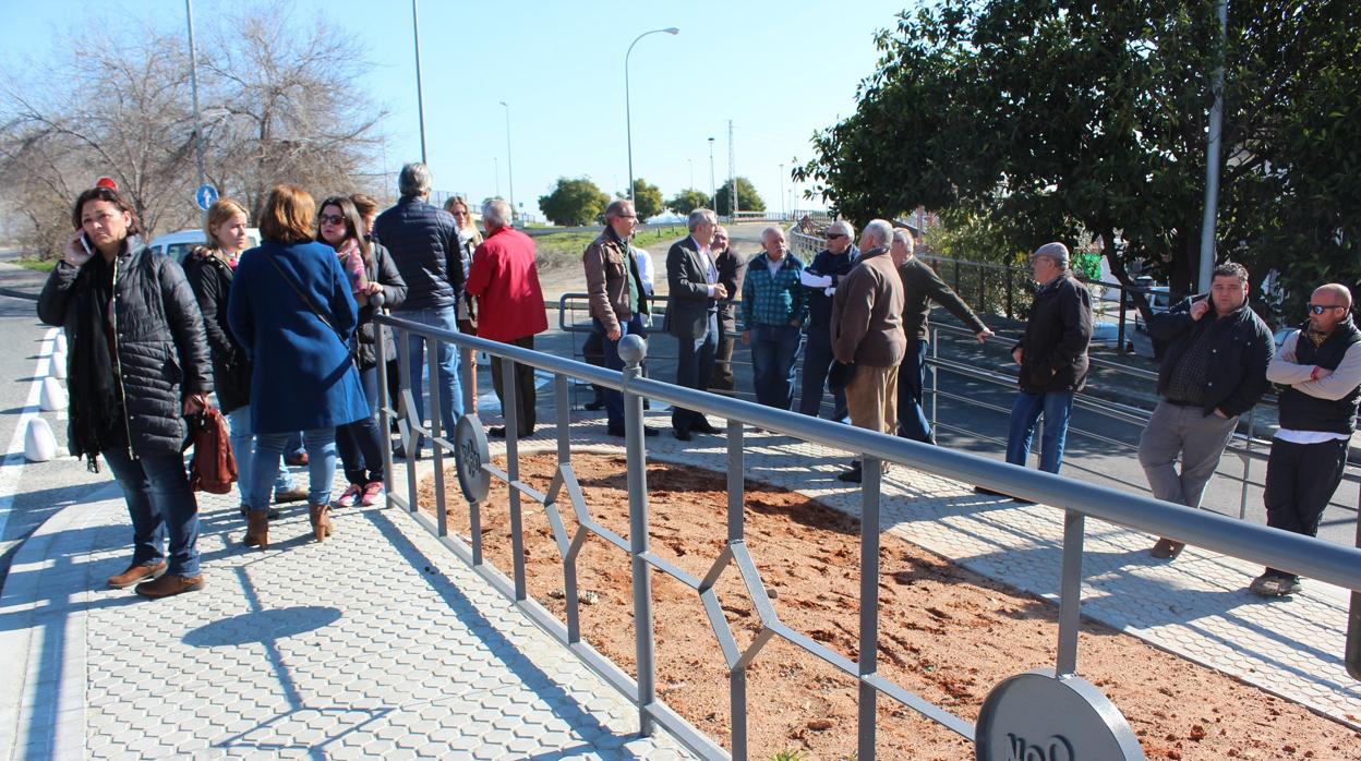 El delegado del Distrito Cerro-Amate, Juan Manuel Flores, en una de sus últimas visitas a la barriada