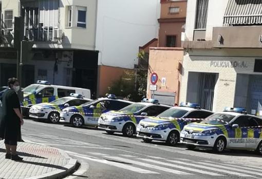 Los patrulleros en el distrito Macarena precintados hace unas semanas mientras desinfectaban