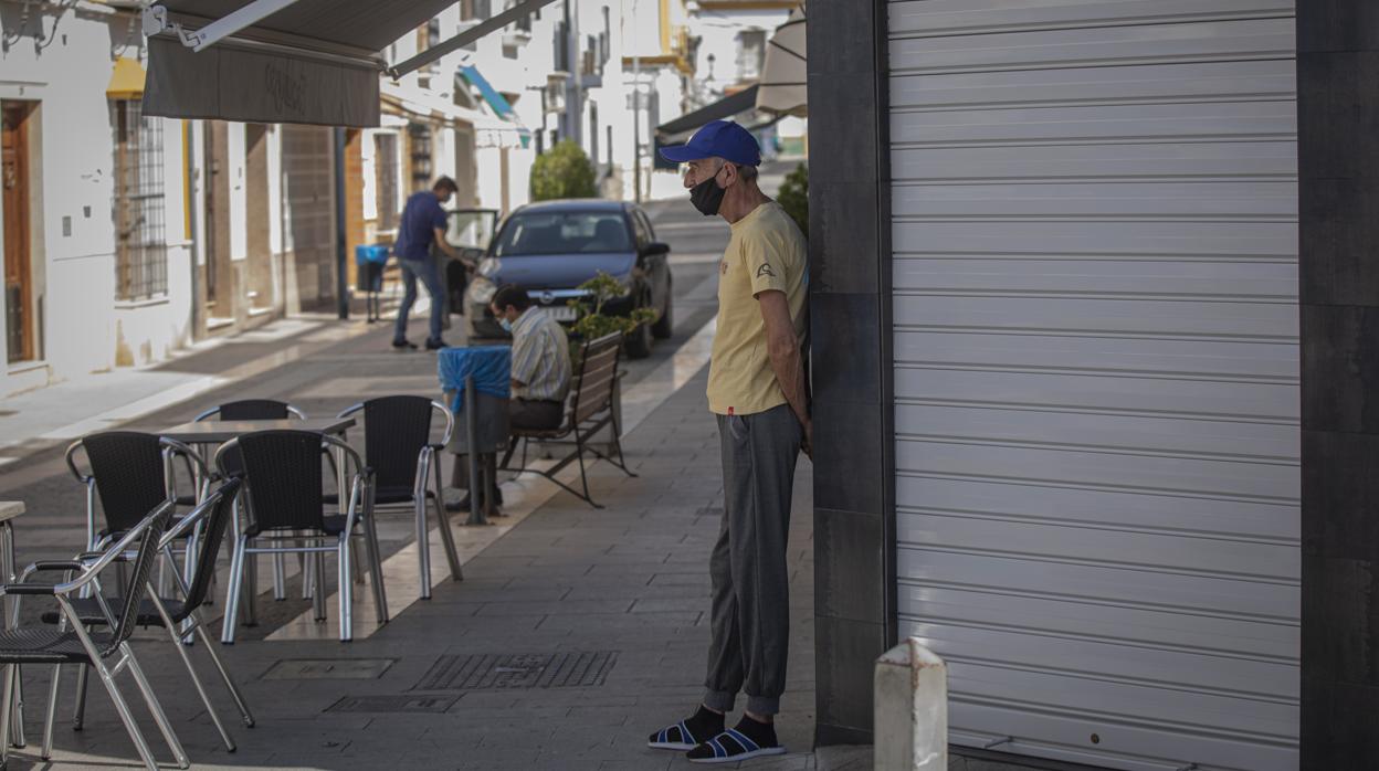 Un vecino en la puerta de un bar cerrado