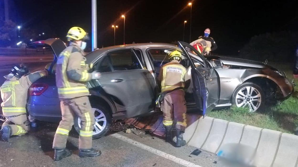 Herido un conductor que duplicaba la tasa máxima de alcohol tras chocar con una rotonda en Sevilla