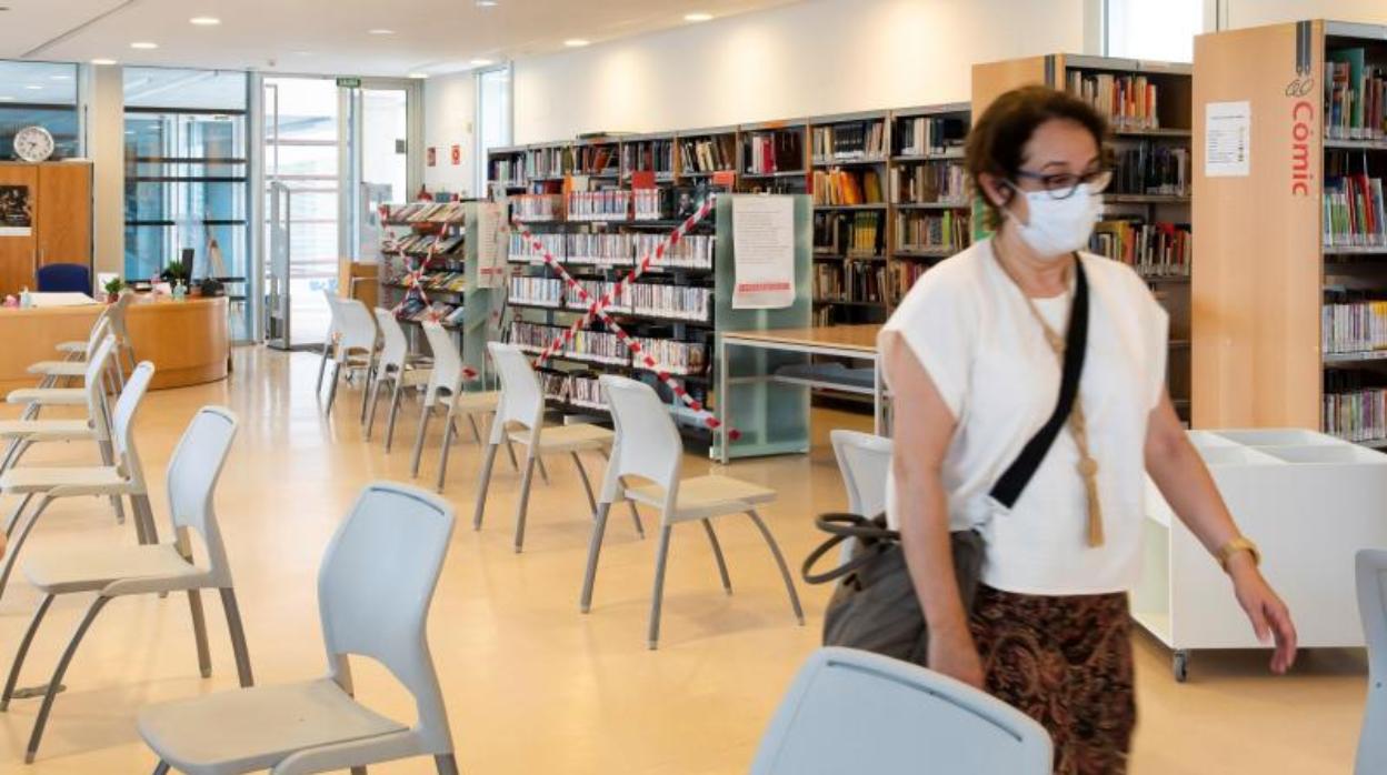 Interior de la biblioteca municipal Felipe González