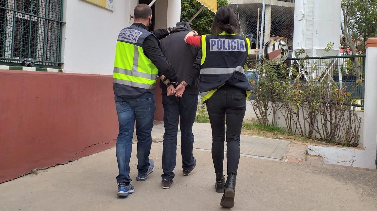 La Policía conduce al detenido a dependencias policiales tras el arresto