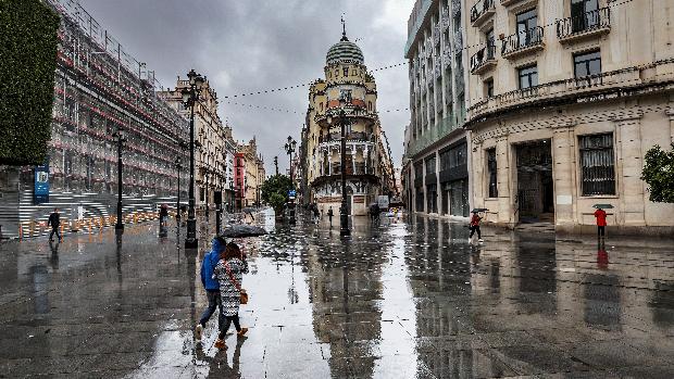 Tiempo en Sevilla: agua y descenso de temperaturas para quedarse en casa este fin de semana