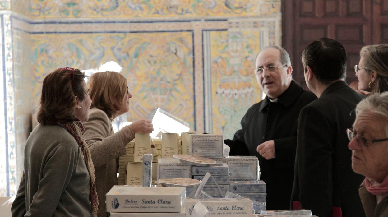 Monseñor Asenjo en una imagen de archivo en la exposición de dulces en el Alcázar que este año no se celebrará