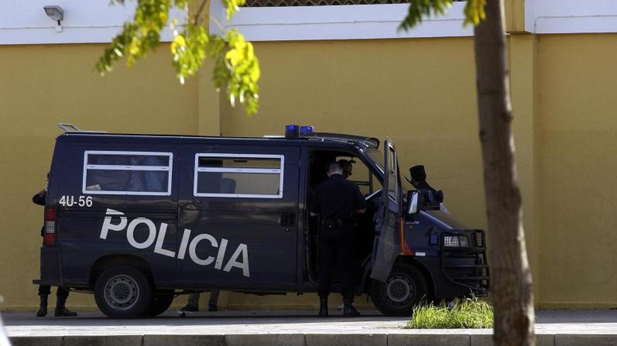 Un furgón de Policía Nacional en el barrio de Los Pajaritos