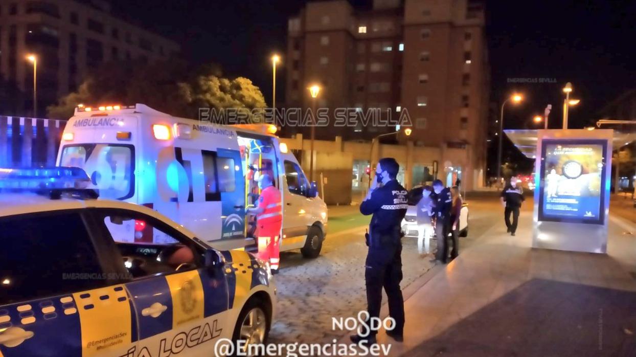 Atención sanitaria a la joven que ha sido atropellada