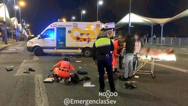 Un motorista grave tras un accidente en el puente del Cristo de la Expiración en Sevilla