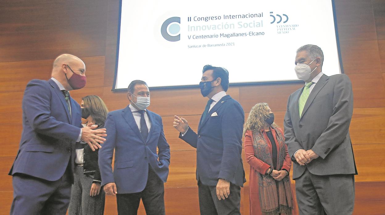 Alejandro Cardenete conversa con Ricardo Sánchez durante la presentación en la EOI