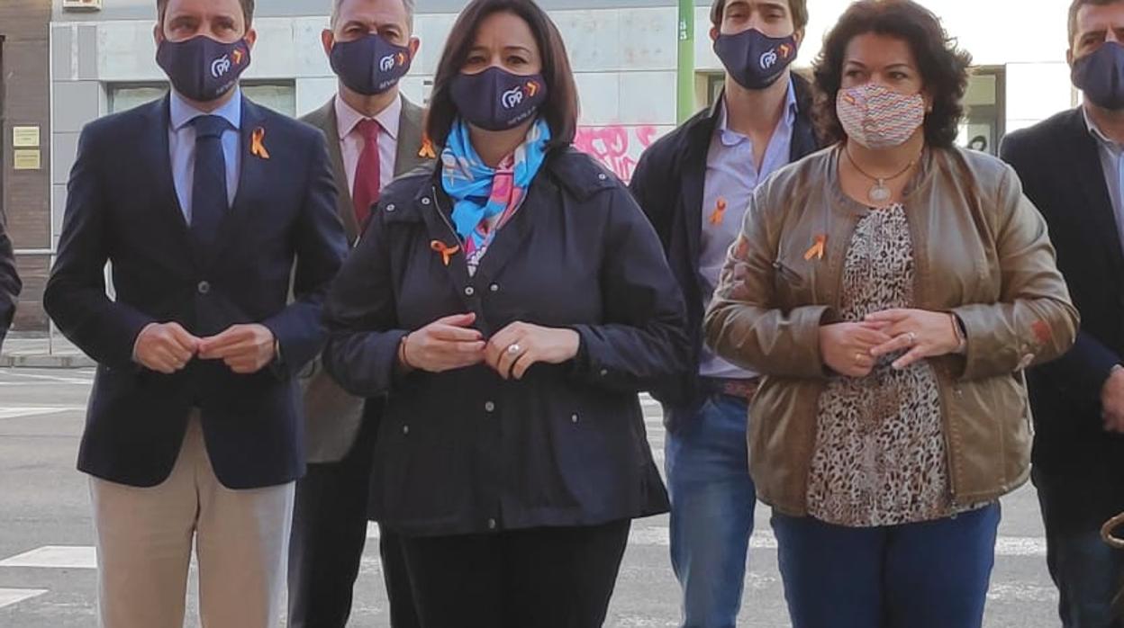 Virginia Pérez, presidenta del PP de Sevilla, junto a varios dirigentes populares