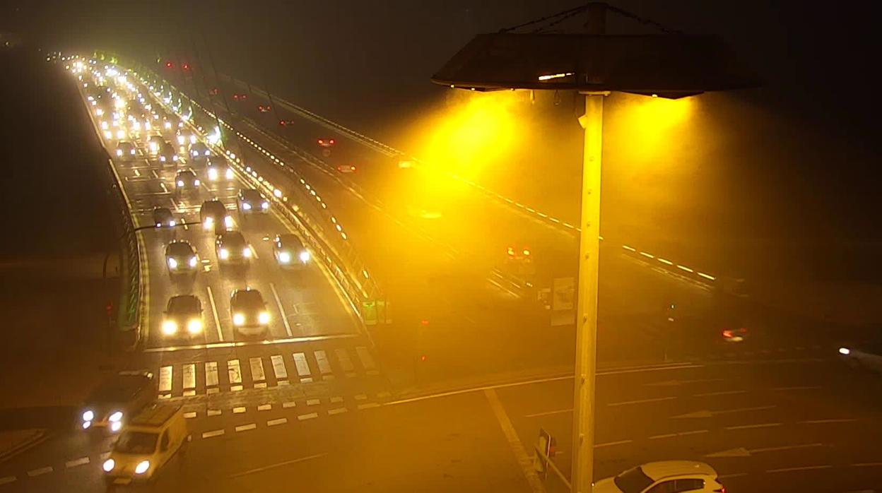 La densa niebla ha dificultado el tráfico en Sevilla desde primera hora de la mañana de este martes