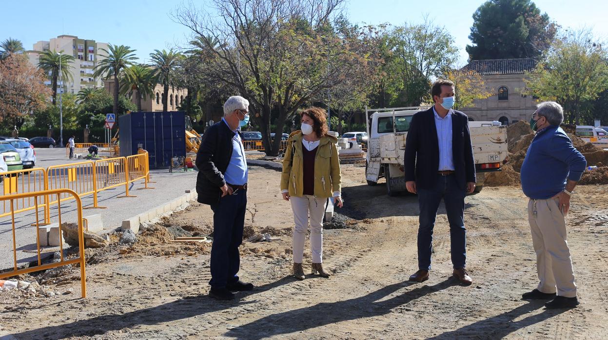 El delegado del Distrito Norte, Juan Antonio Barrionuevo, junto a vecinos de la zona, a las obras que se están ejecutando