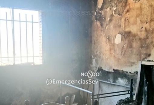 Interior de la habitación que salió ardiendo en el narcopiso