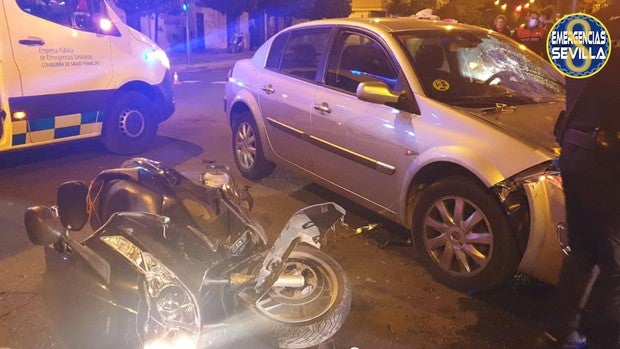 Herido grave un motorista tras ser atropellado por un coche en la carretera de Carmona en Sevilla