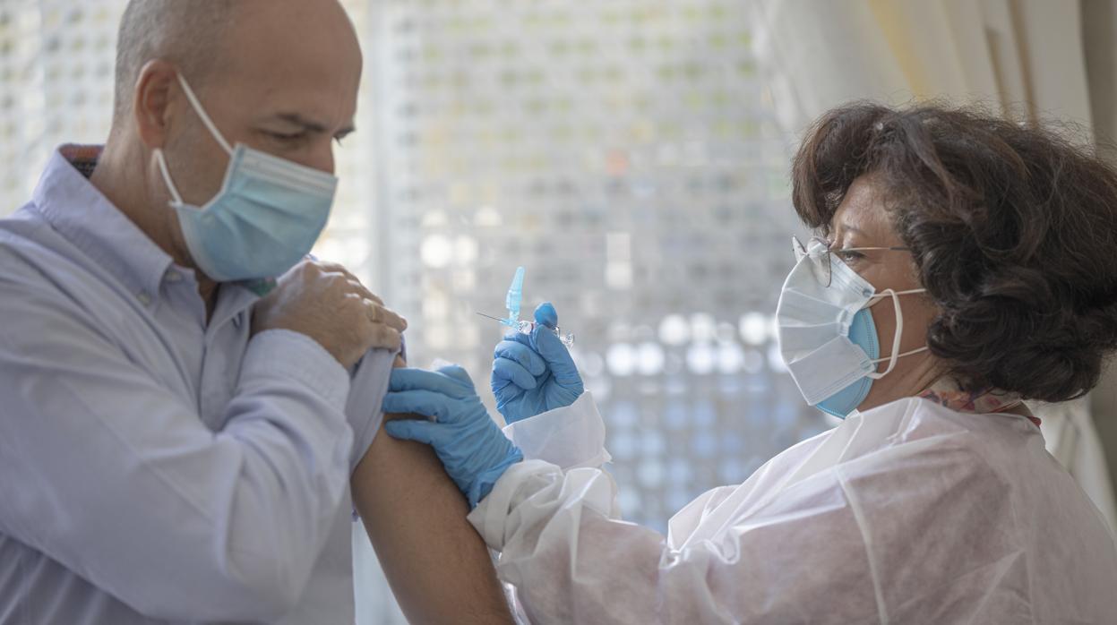 Vacunación de una persona en el Colegio de Médicos de Sevilla