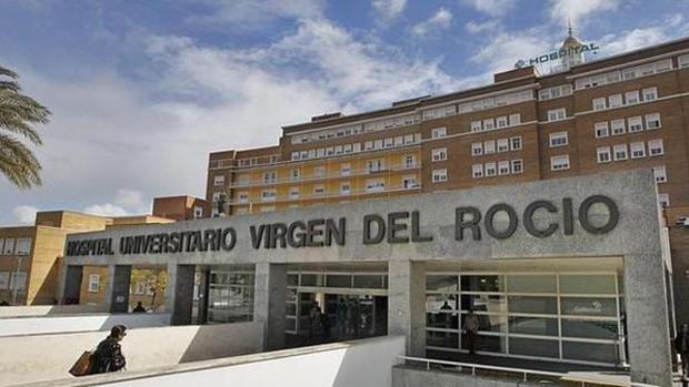 El Virgen del Rocío recupera a casi 200 sanitarios que estaban de baja por Covid a principios de mes