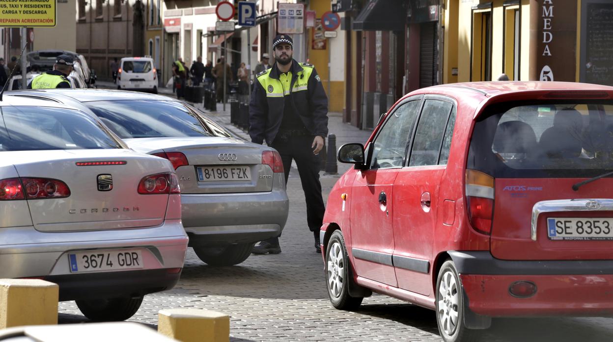 Un agente de la Policía Local, regulando el tráfico en la Alameda