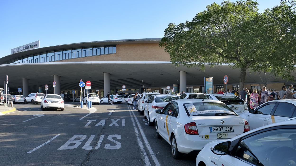 Parada de taxis en la estación ferroviaria de Santa Justa