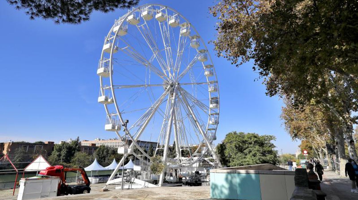 Noria del parque de atracciones navideño instalado en el muelle de Nueva York