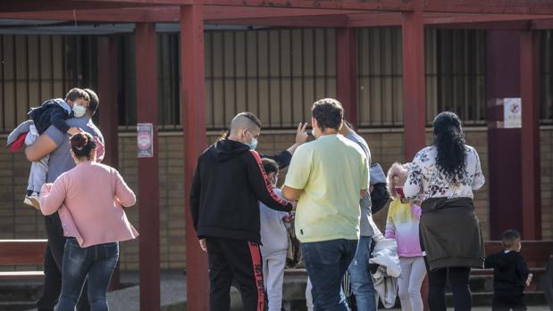 Educación dejará sin deberes a los mil niños que faltan  al colegio en Polígono Sur