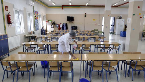 Escolares en clase con chaquetón por la ventilación de aulas contra el coronavirus