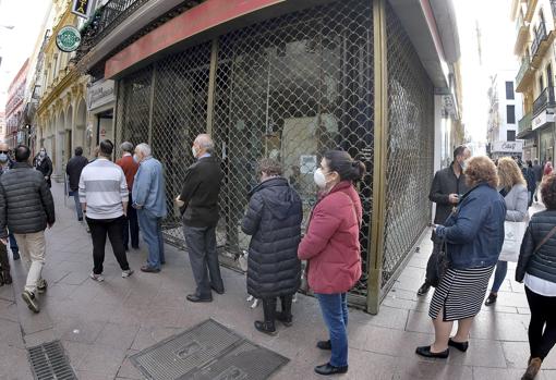 Las colas en las administraciones sevillanas han aumentado conforme se acerca el 22 de diciembre