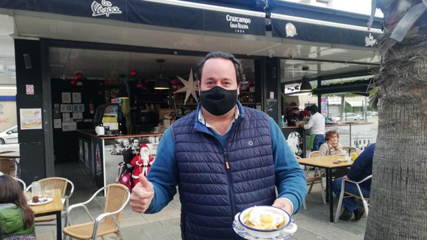 «Hasta los huevos», la tapa-protesta de la pandemia que triunfa en Sevilla