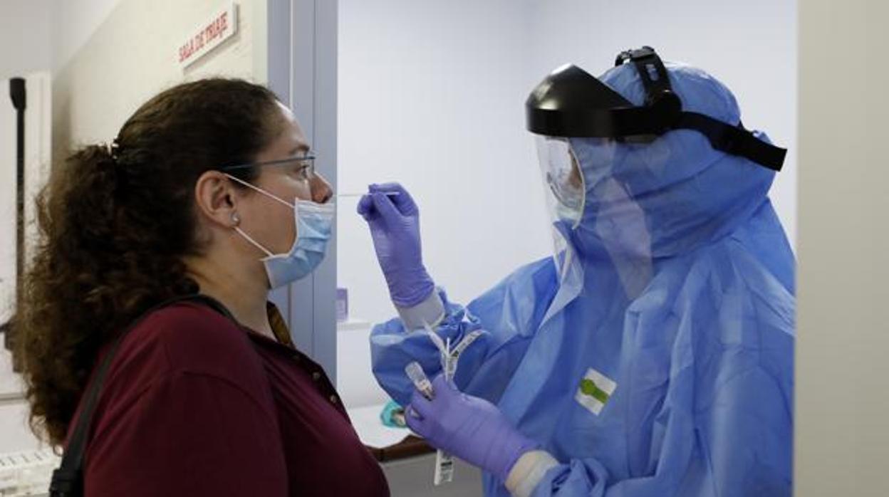 Una enfermera realiza el test rápido a una paciente