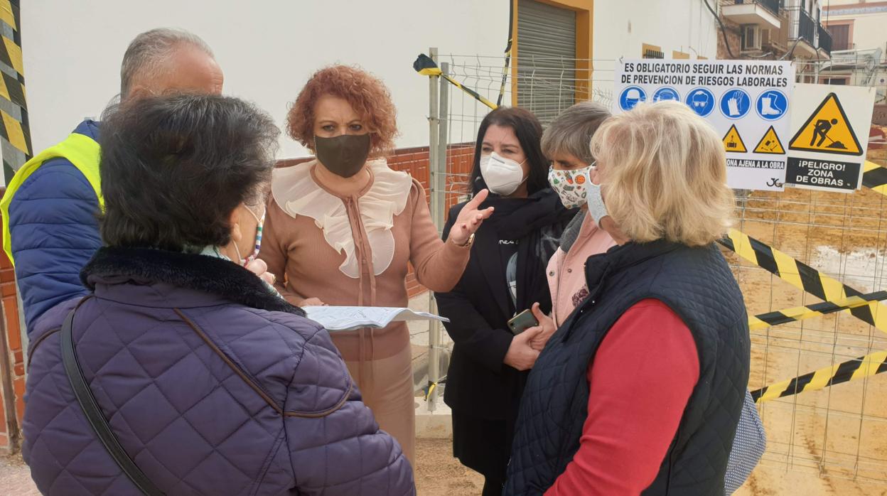 Adela Castaño conversa con vecinos del barrio de Torreblanca