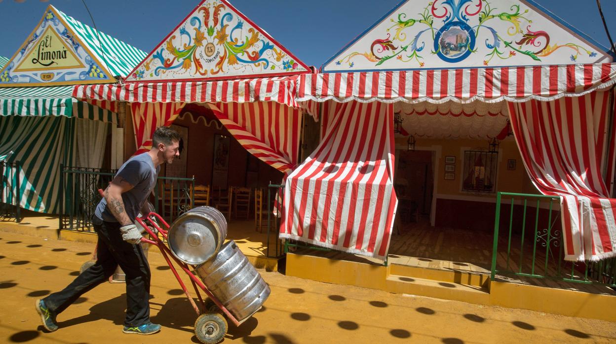 Un repartidor en el real de la Feria en los días previos al alumbrado