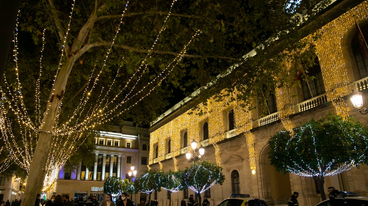 Fachada del Ayuntamiento de Sevilla decorado por Navidad