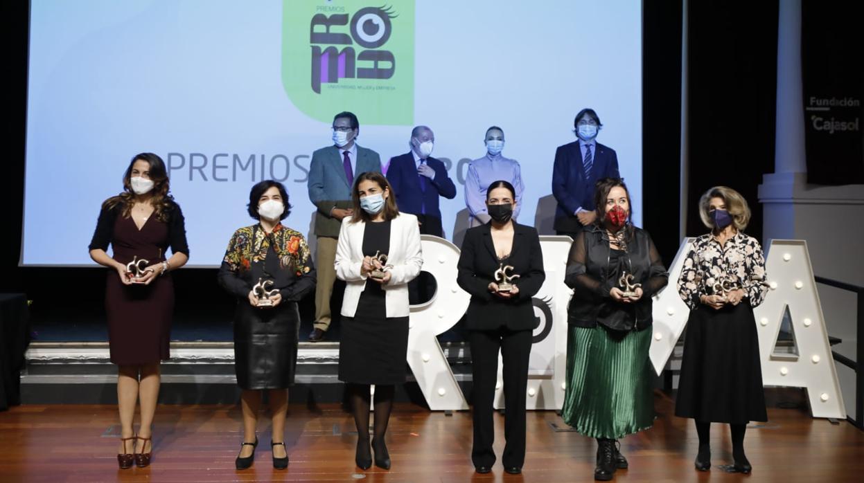 Foto de familia de las premiadas este miércoles por el Consejo Social de la UPO