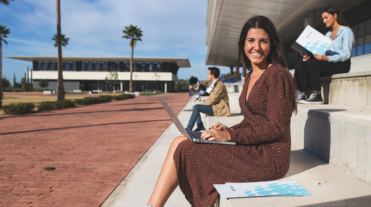 Estudiantes en el campus de la Loyola