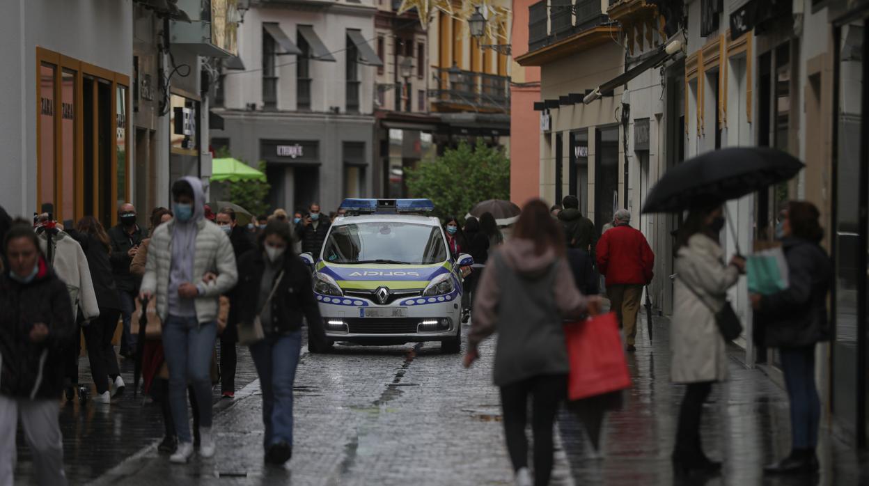 Un patrullero por la calle Tetuán durante el pasado puente de la Inmaculada