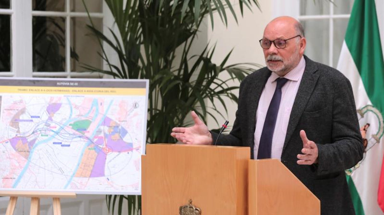 El director general de Carreteras, Javier Herrero, durante su comparecencia en Sevilla