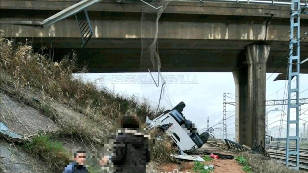 Dos heridos al caer el vehículo en el que viajaban desde un puente sobre la vía del tren en Sevilla